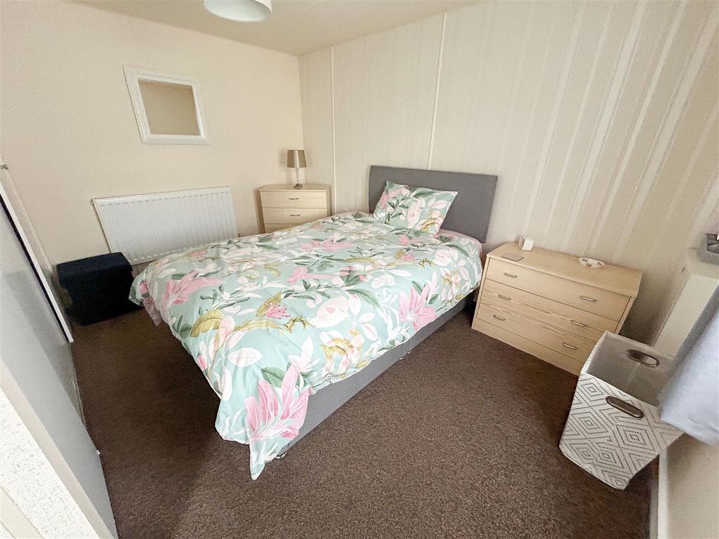 Property photo 2 of 9 Bedroom