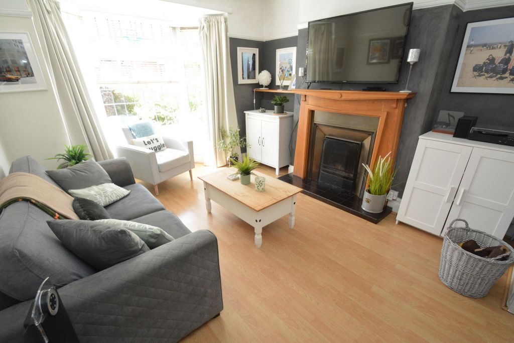Property photo 2 of 11 Lounge