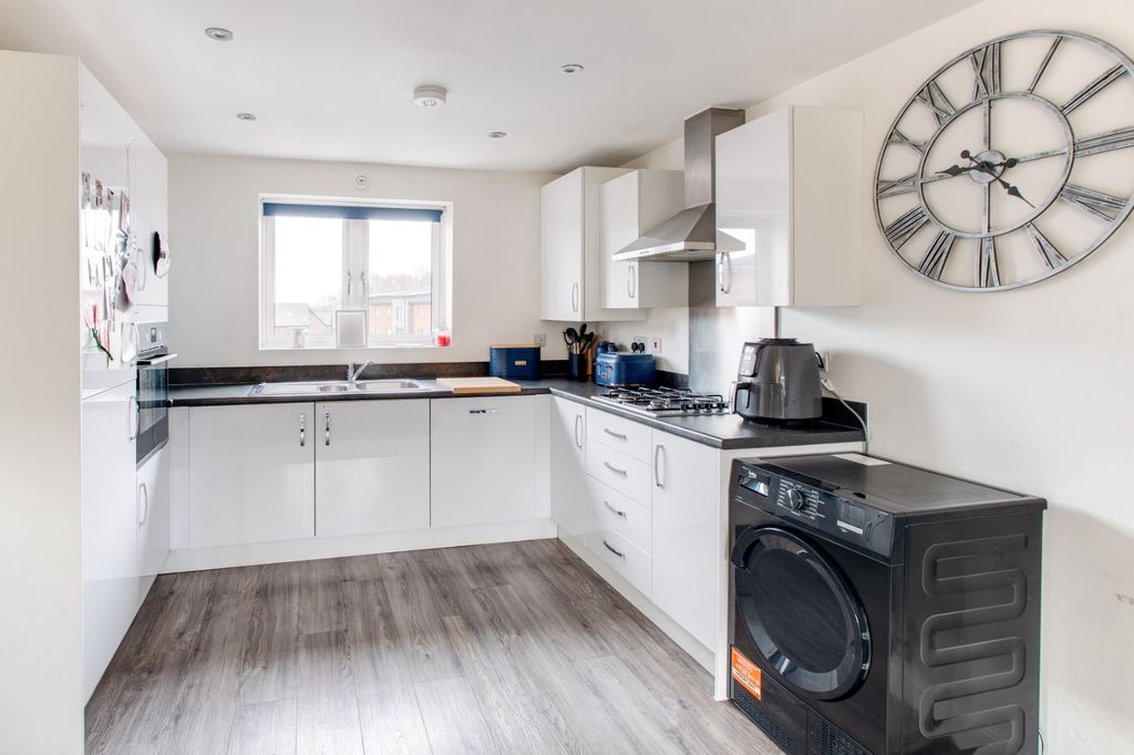 Property photo 3 of 16 Picture No. 11