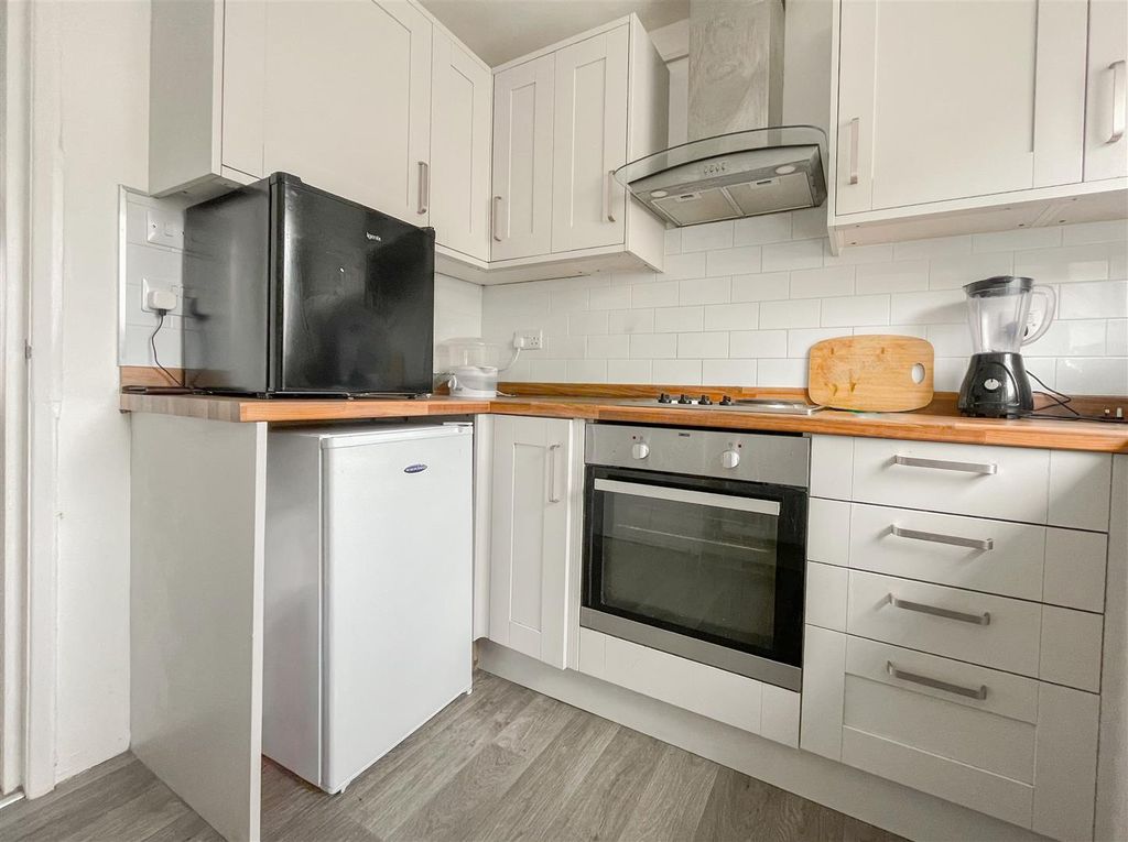 Property photo 3 of 19 Kitchen