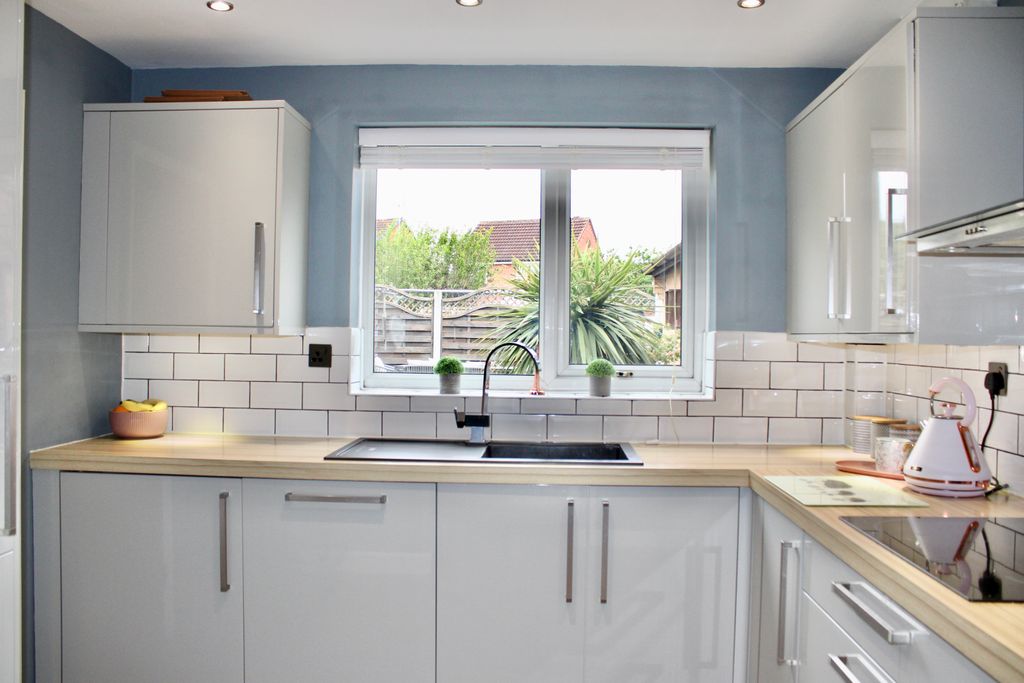 Property photo 2 of 9 Kitchen