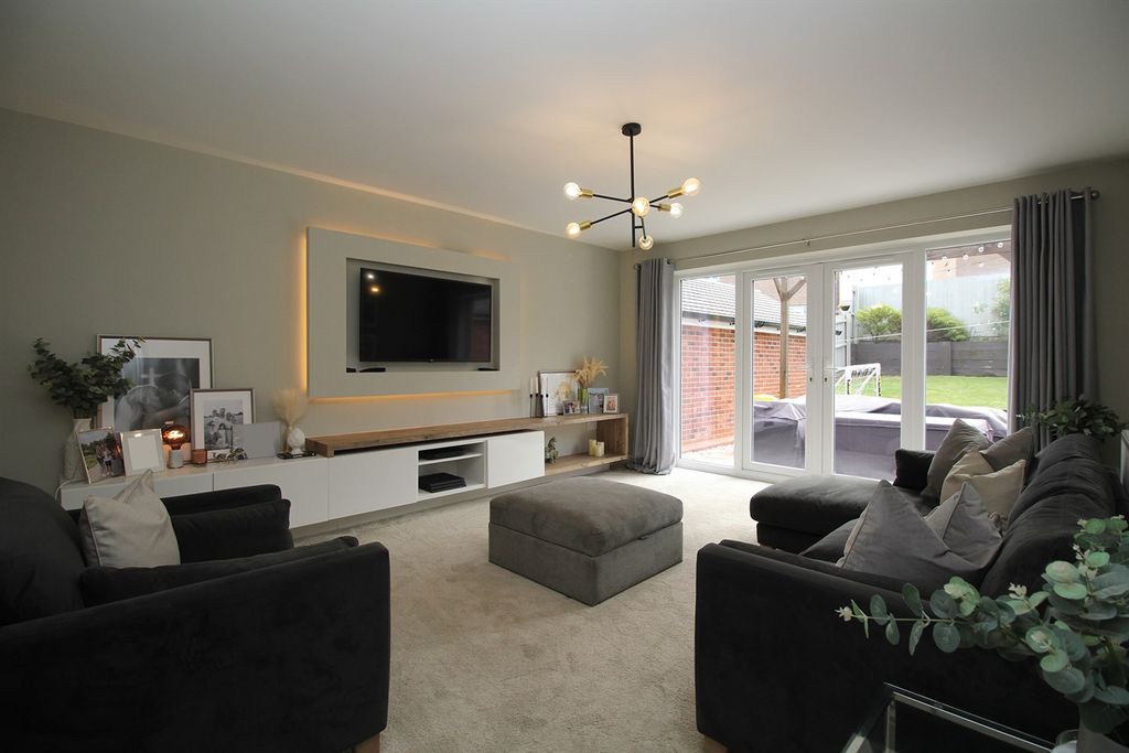 Property photo 2 of 50 Lounge