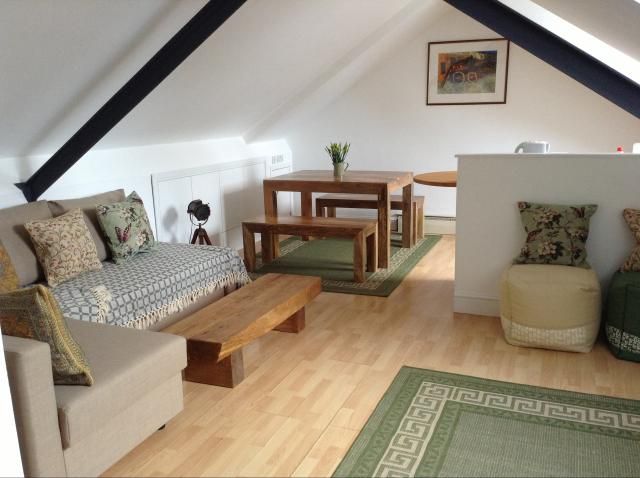 Property photo 1 of 5 Large Studio To Rent