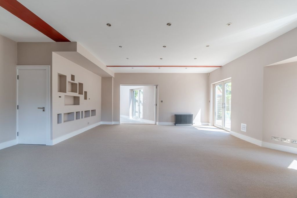 Property photo 3 of 21 Lounge