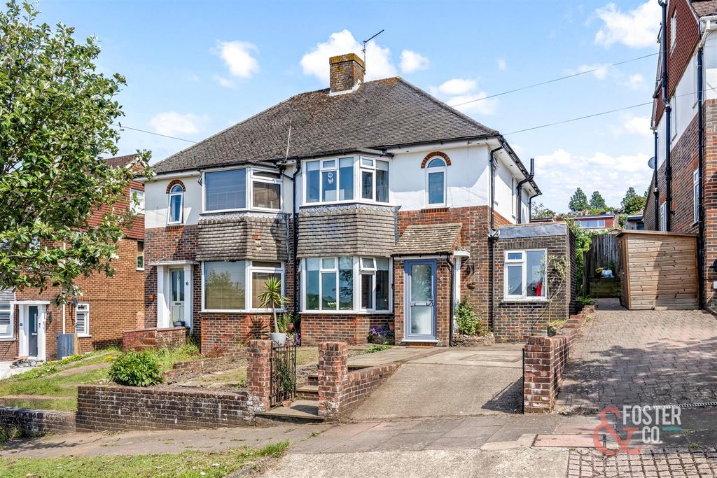 Property photo 1 of 17 Highfield Crescent, 9-016.Jpg
