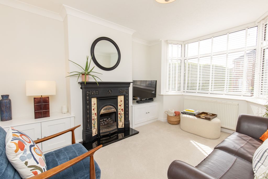 Property photo 3 of 11 Living Room