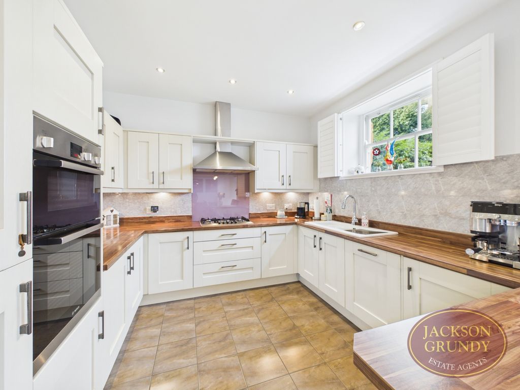 Property photo 3 of 28 Thornton Hall Close