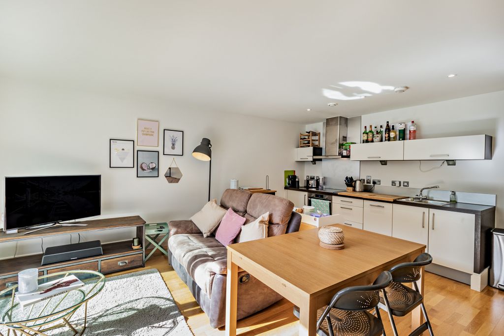 Property photo 2 of 12 8550129-Interior06-800