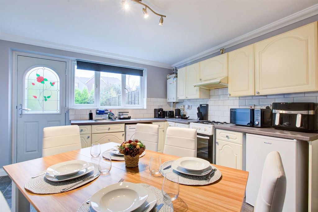 Property photo 3 of 26 Kitchen