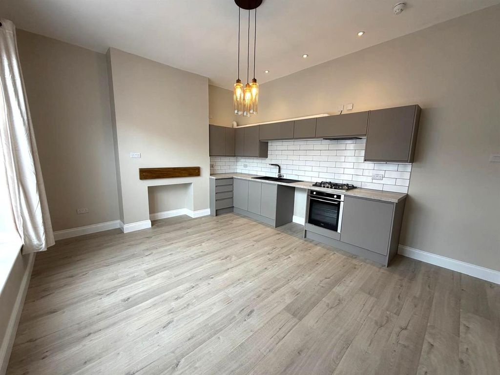 Property photo 3 of 14 Kitchen / Lounge