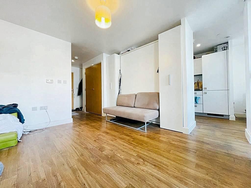 Property photo 3 of 21 Large Studio Apartment With Balcony To Rent In Lewisham, Se13Large Studio Apartment With Balcony To 