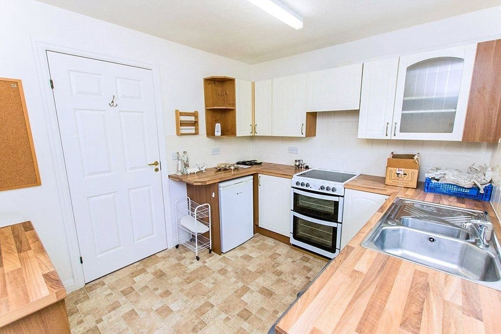 Property photo 3 of 8 Kitchen