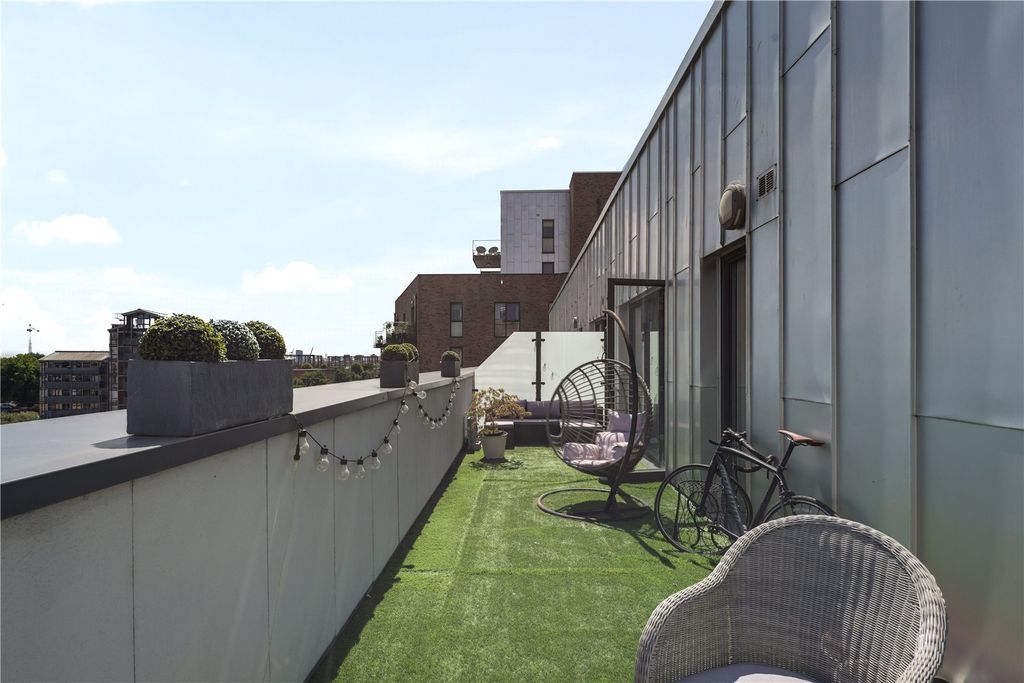 Property photo 2 of 24 Terrace