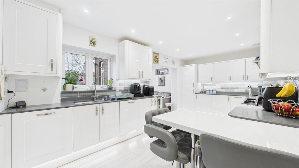 Property photo 2 of 22 Cam05101G0-Pr0125-Still026.Jpg