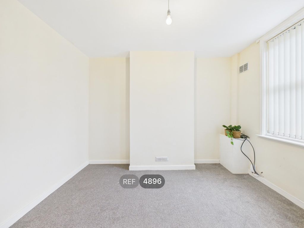 Property photo 3 of 18 Living Room