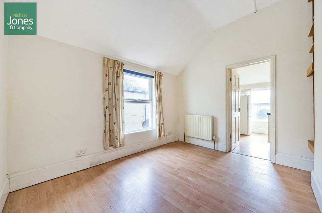 Property photo 3 of 8 Studio