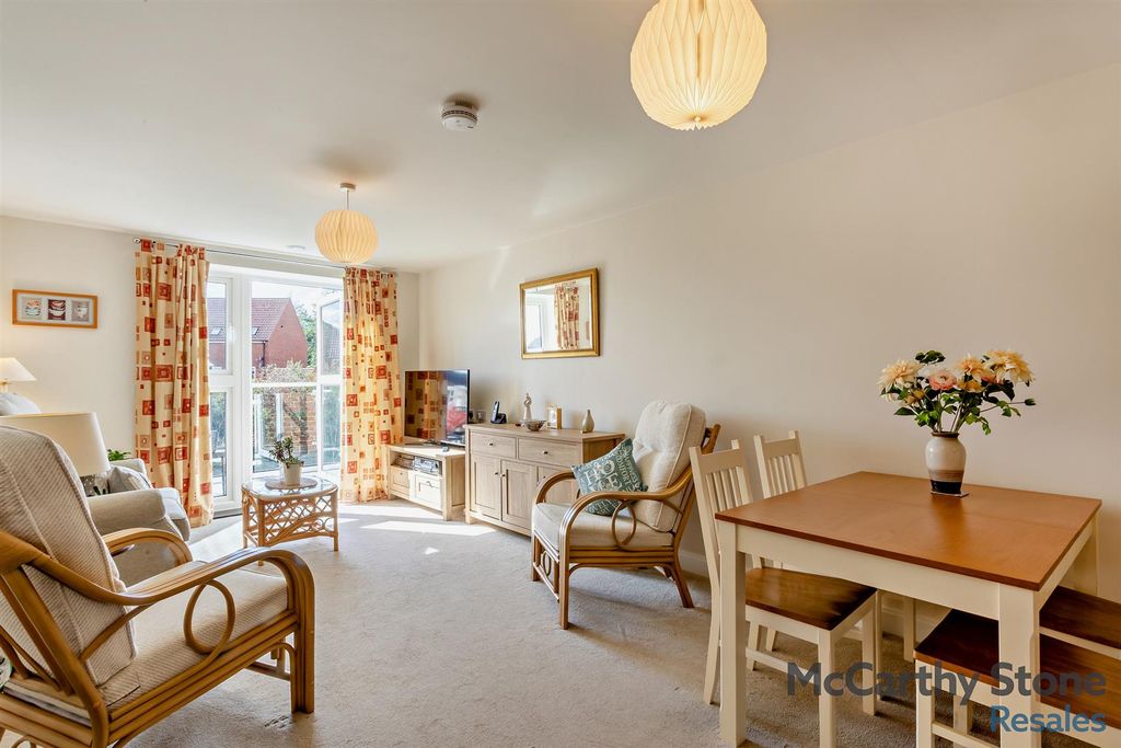 Property photo 3 of 32 8664839-Interior08-800.Jpg