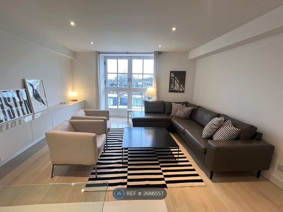 Property photo 2 of 27 South Facing And Bright Living Space