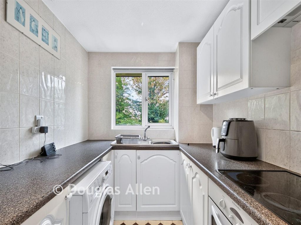 Property photo 2 of 10 Kitchen