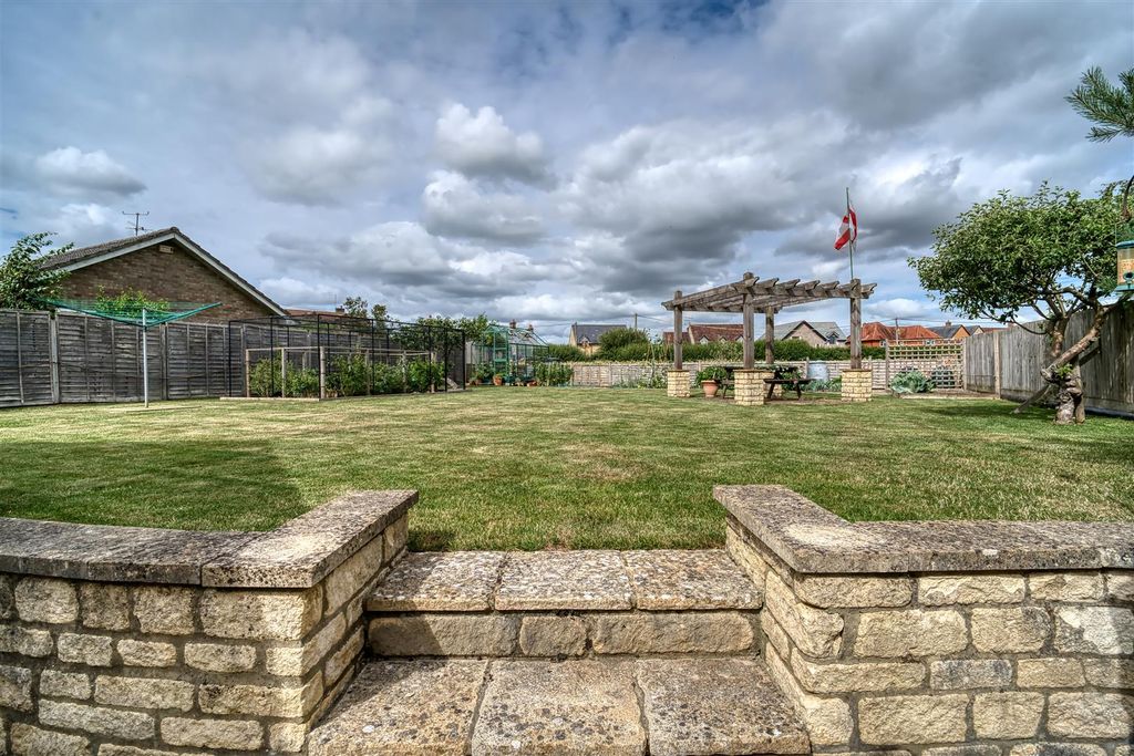 Property photo 3 of 11 Garden