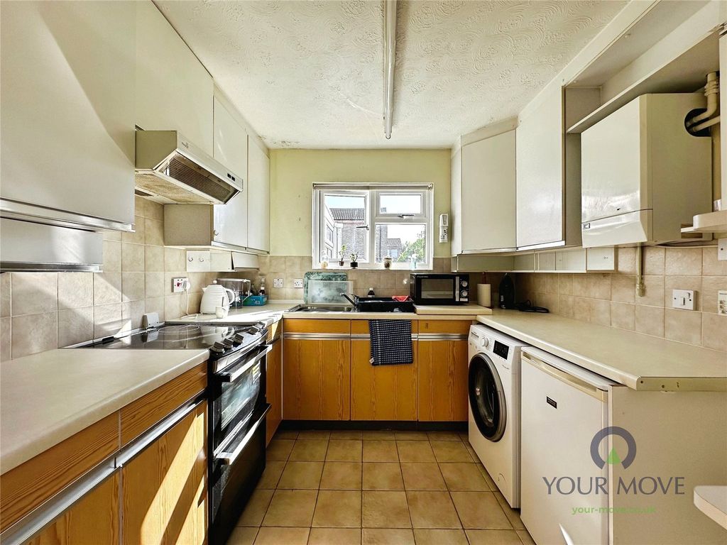 Property photo 3 of 17 Kitchen