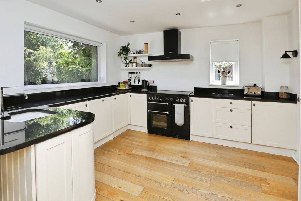 Property photo 3 of 32