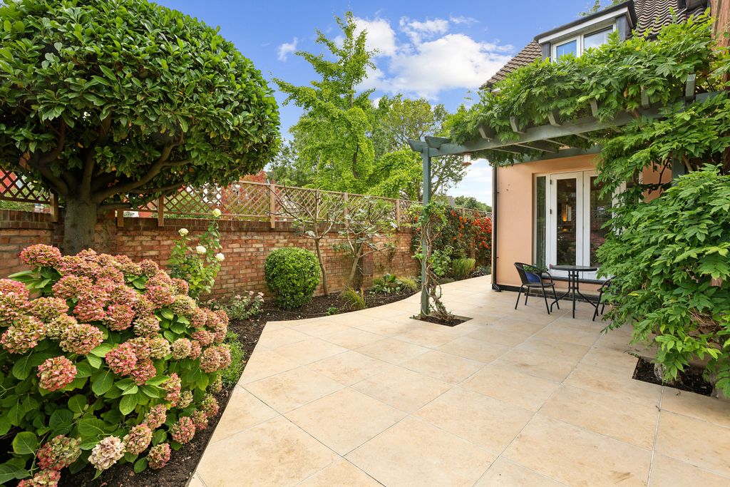 Property photo 3 of 22 Garden