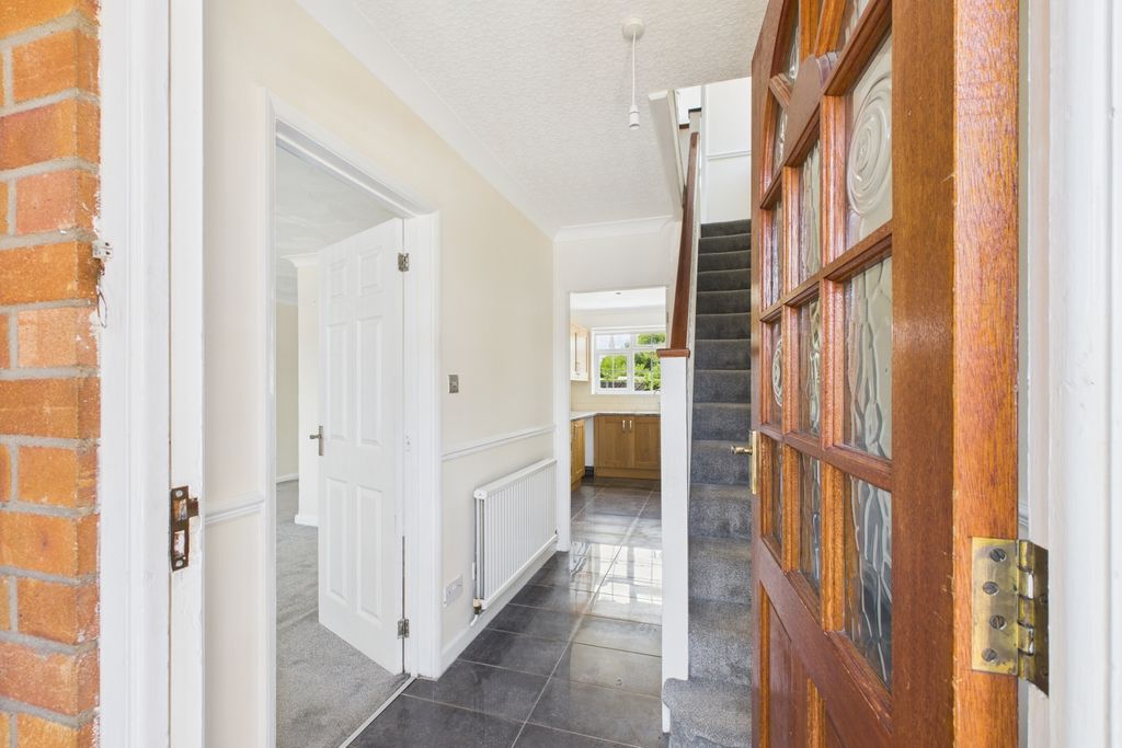 Property photo 2 of 32 Ewemove Spalding - Hallway