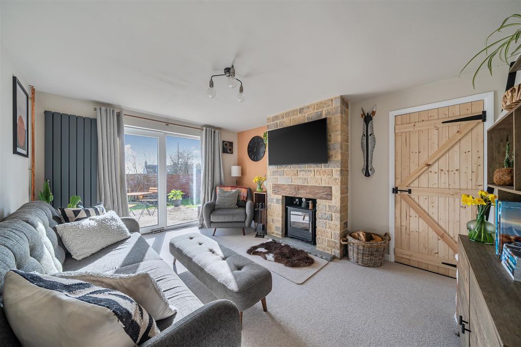 Property photo 2 of 16 Loiving Room