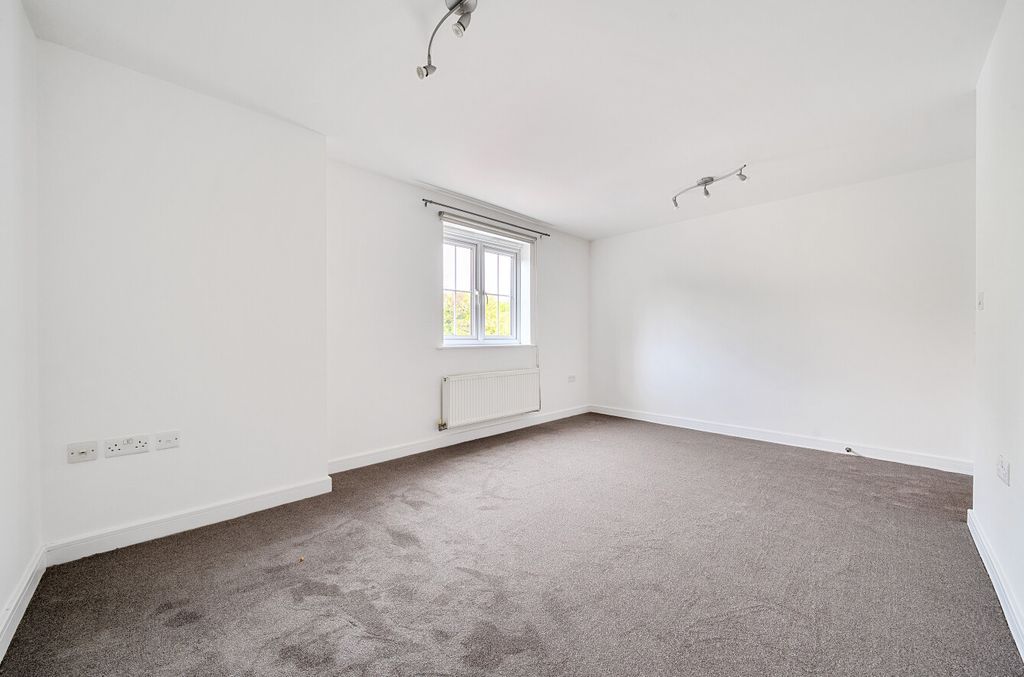 Property photo 3 of 13 1375568-7-6904A2E...