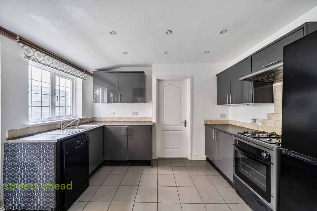 Property photo 3 of 17 18F22Bd8-0B5E-498...