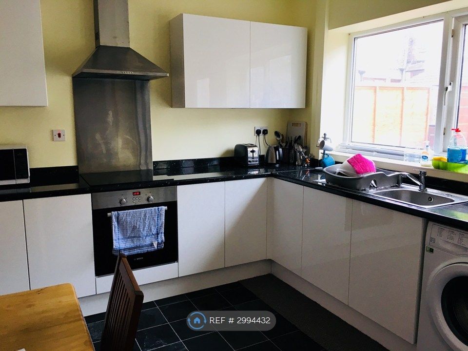 Property photo 1 of 7 Kitchen