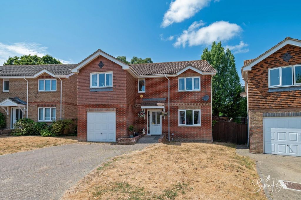 Property photo 1 of 28 6 King George V Close