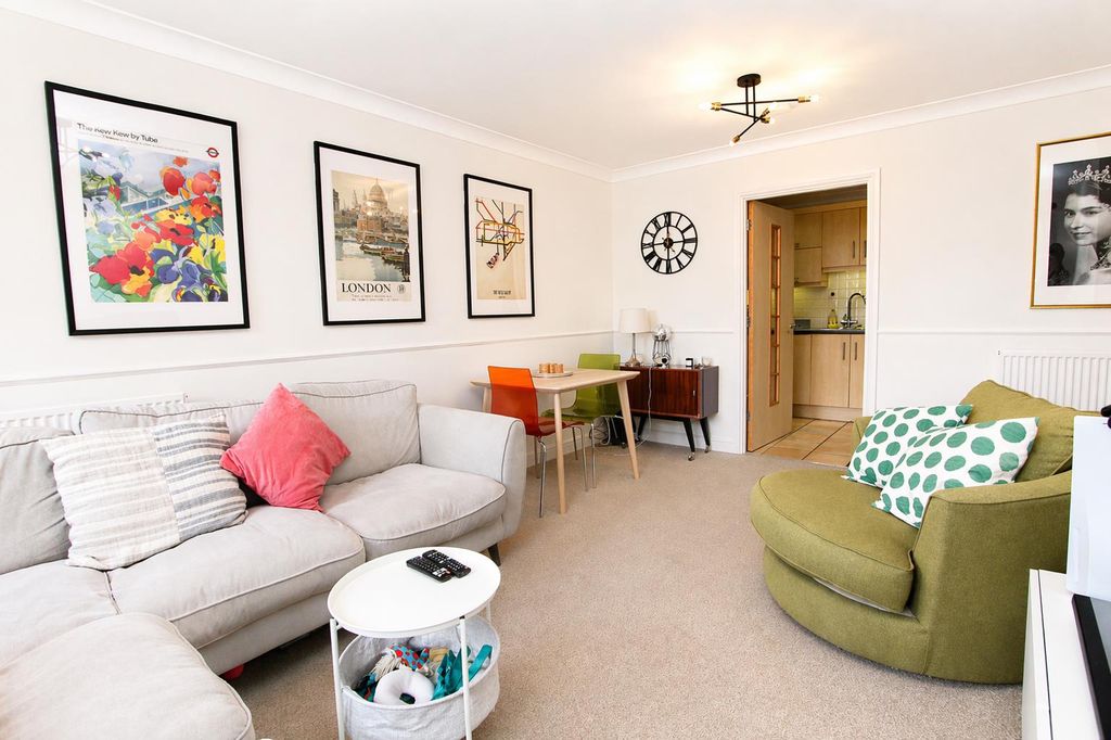 Property photo 2 of 19 Lounge1