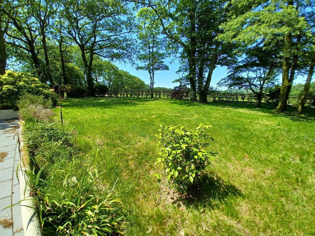 Property photo 3 of 44 Front Garden