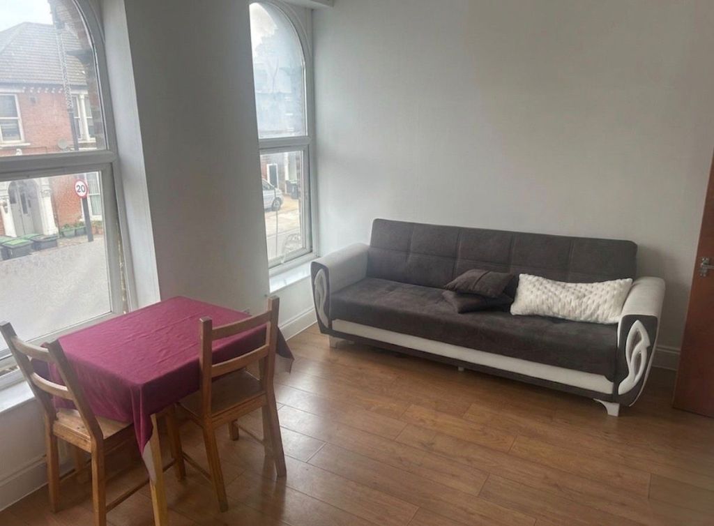 Property photo 1 of 8 Two Bedroom Flat To Let €“ N8