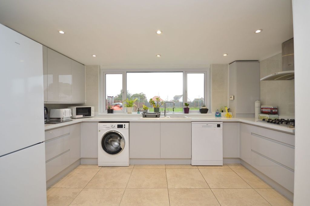 Property photo 3 of 31