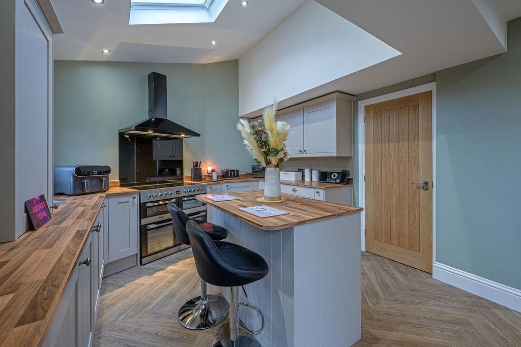 Property photo 3 of 23