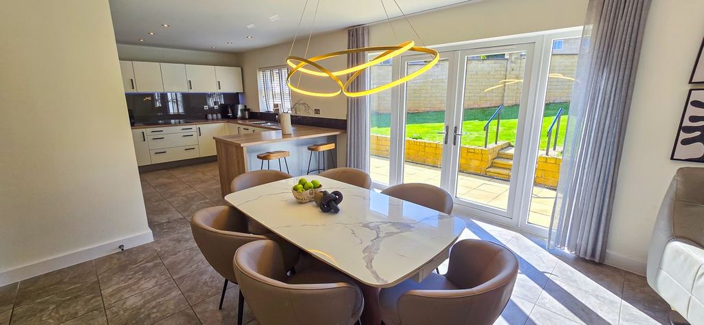 Property photo 2 of 33