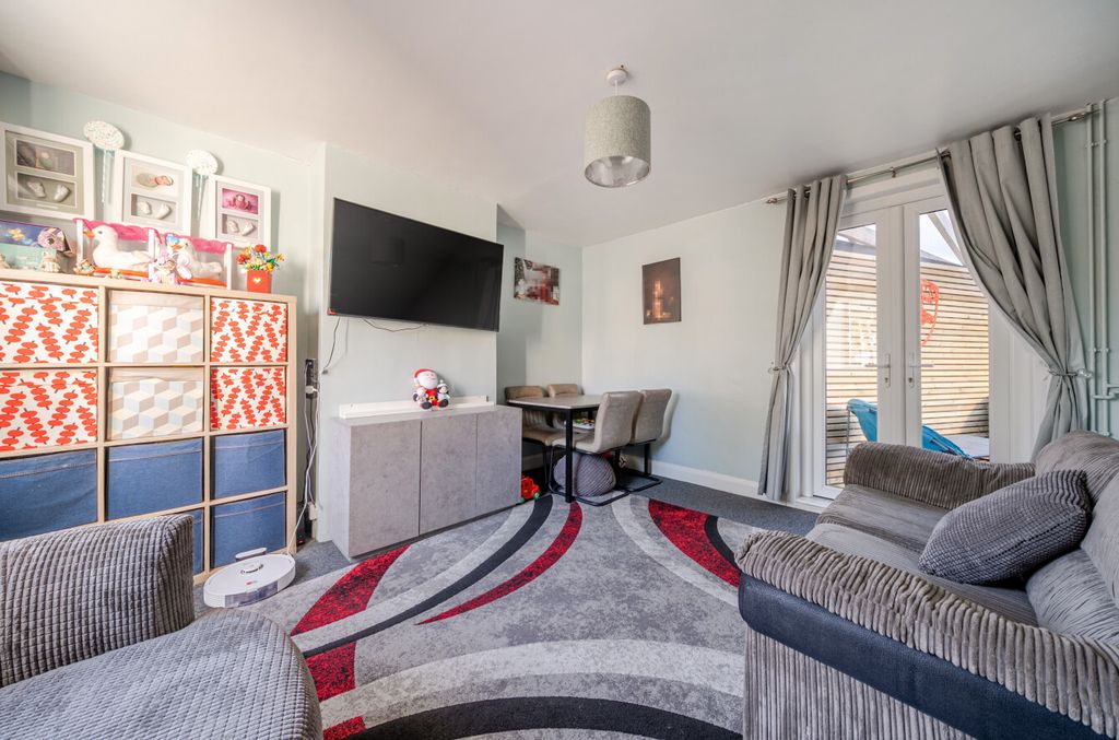 Property photo 3 of 9 1384177-1-6920426...