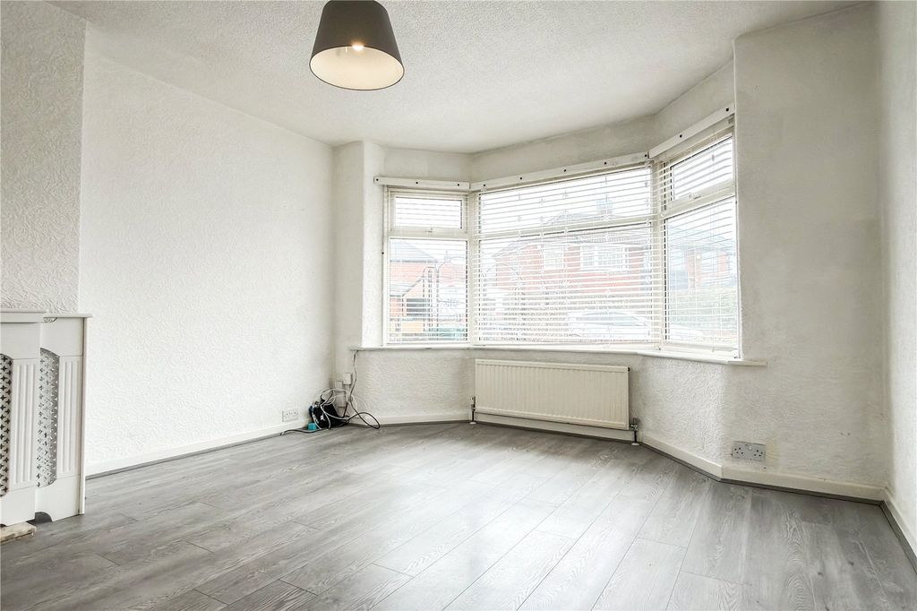 Property photo 3 of 19 Lounge