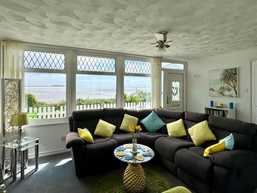 Property photo 3 of 13 Lounge