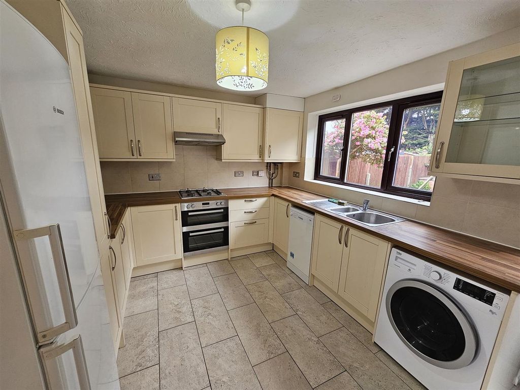Property photo 2 of 11 Kitchen (2).Jpg