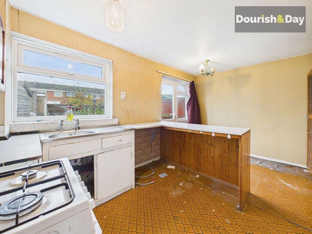 Property photo 3 of 11 Kitchen