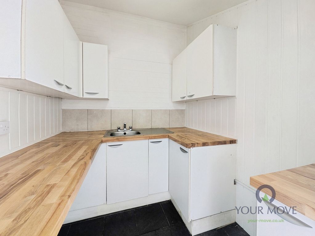 Property photo 3 of 10 Kitchen