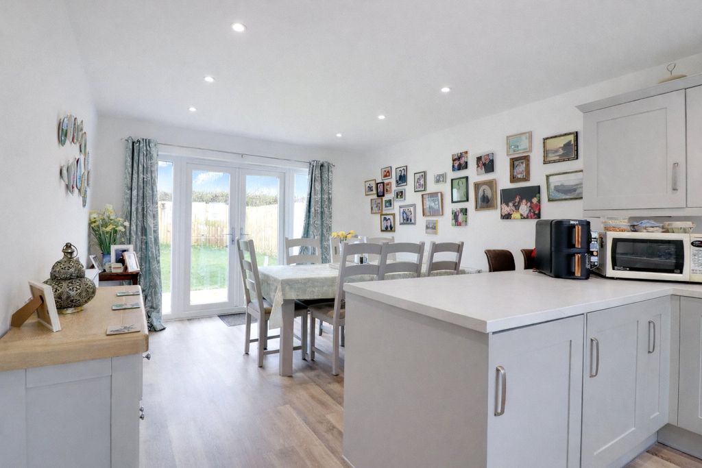 Property photo 3 of 11 3 - Picture No. 06