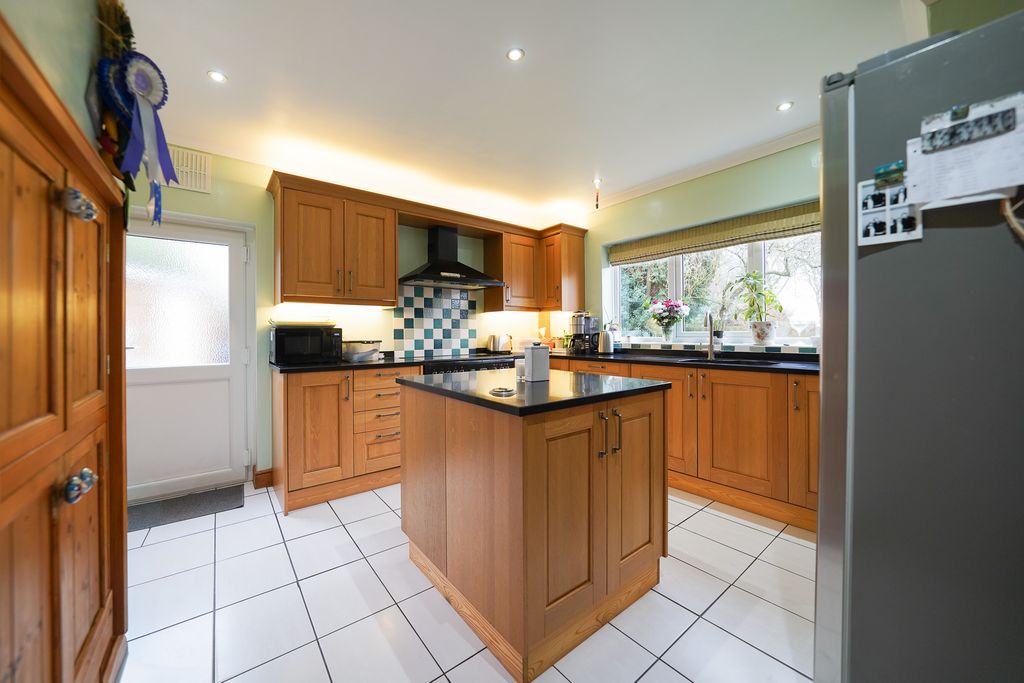 Property photo 3 of 25 Kitchen