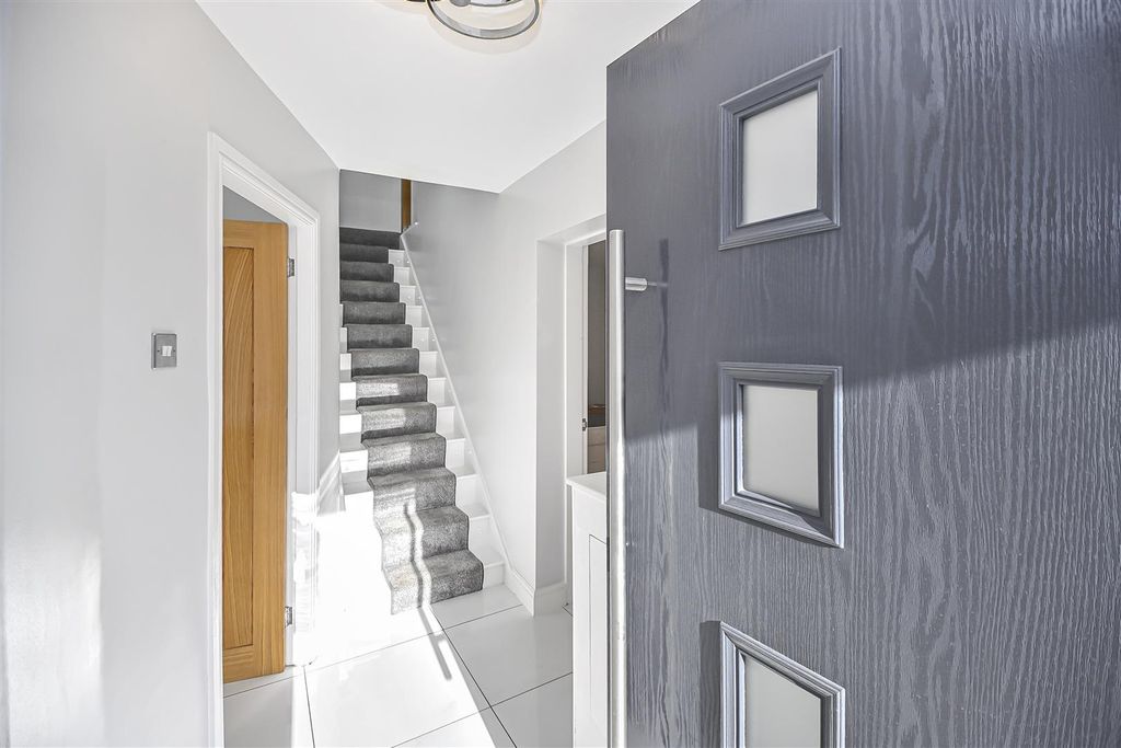 Property photo 2 of 32 6 Garston Close Enttance Hall (2).Jpg