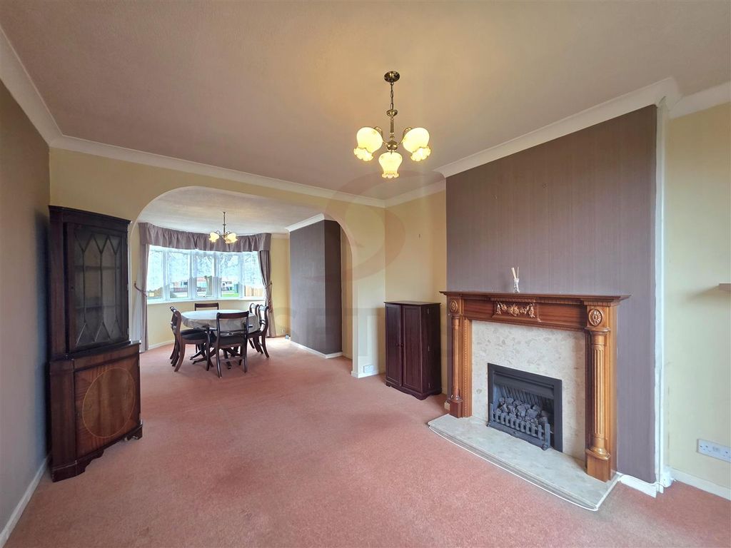 Property photo 3 of 12 Through Lounge