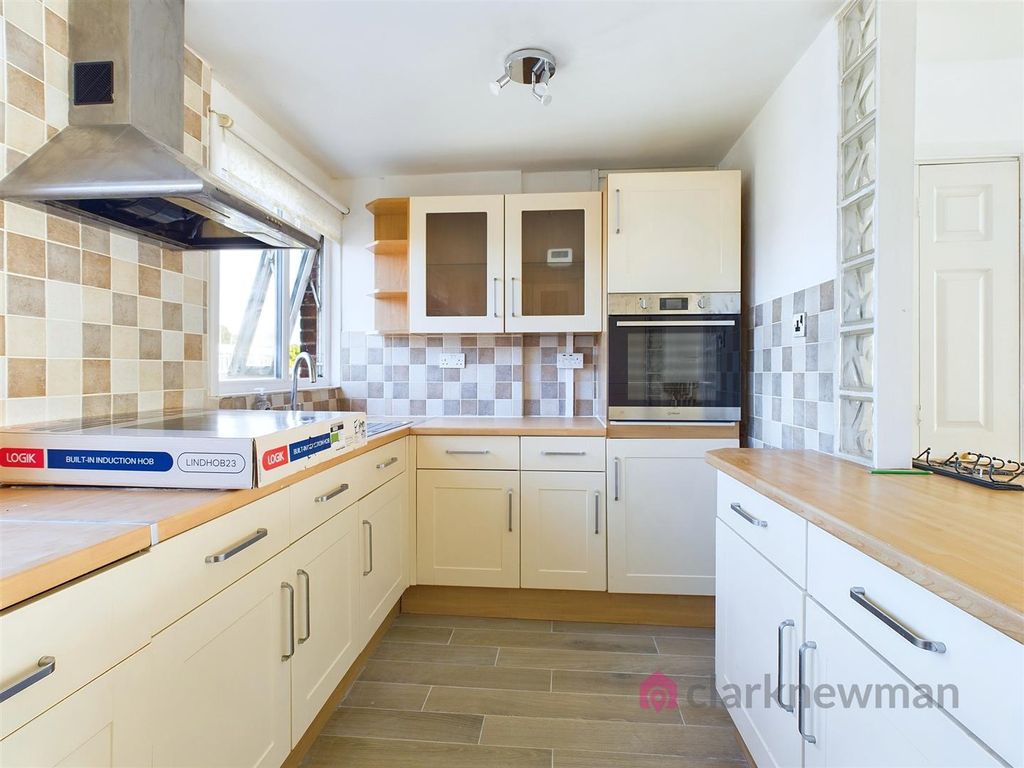 Property photo 3 of 8 Kitchen